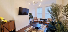 Stunning Luxury Spacious Holiday Home - 5 Bedrooms - Rest & Recharge in Manchester